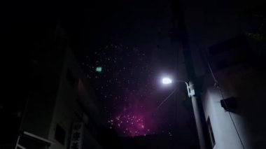 Akşam karanlığında şehrin manzarası.