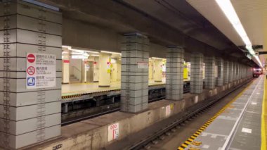 Tokyo, Japonya - Kasım 15, 216: İnsanlar metro istasyonunda yürüyorlar.