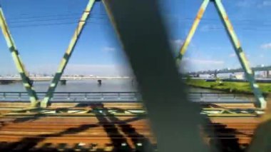 Şehirdeki tren rayları.