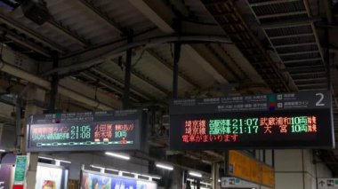 Tokyo, Japonya - Haziran 25, 2018: Tokyo, Japonya 'daki tren istasyonundaki insanlar