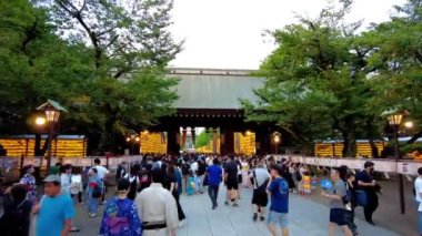 Şehirde yürüyen insanlar.