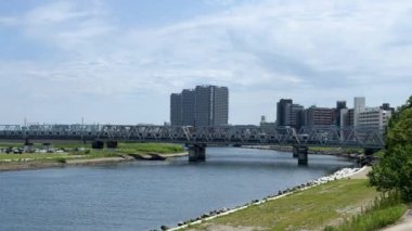 Tokyo, Japonya - Haziran 23, 216 Tokyo nehri ve Tokyo şehrinin silueti.