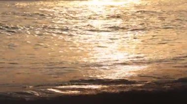 Akşam ışığında deniz dalgaları