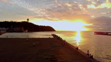 Sahilde güzel bir gün batımı