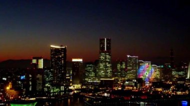 Alacakaranlık şehrinin gece manzarası