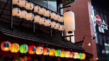 Çin şehrinin gecesi.