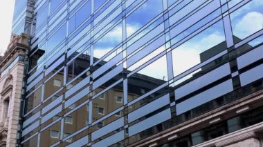 Pencereli bir binanın ön cephesi