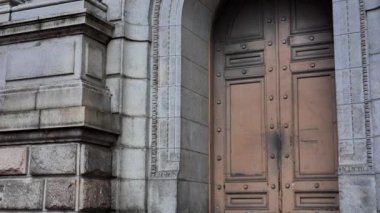 Şehirdeki eski bir kalenin kapısı.