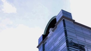 Suda yansıması olan modern ofis binası
