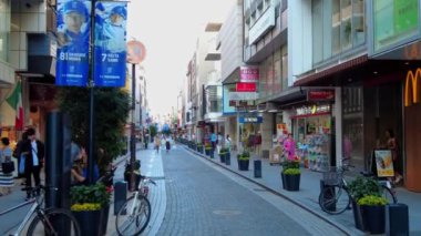 Tokyo, Japonya - Ağustos 702 016: Ünlü ginkcho alışveriş bölgesini ziyaret edin.