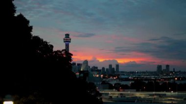 Gece kulesinden manzara, bulutlu akşam gökyüzü.