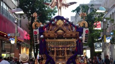 Tokyo, Japonya. 1 1 Kasım 1 2. 1 8. Tanımlanamayan bulanıklık. Birçok insan Tokyo Tokyo Japonya 'da yürüyor.
