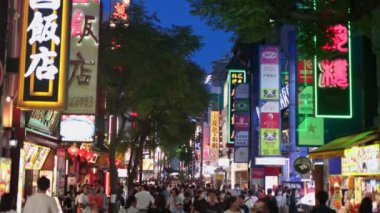 İnsanlarla Tokyo gecesi sahnesi ve etrafta dolaşmak. yüksek kaliteli fotoğraf