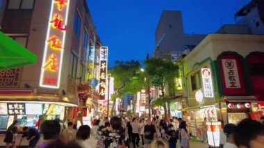 Barselona şehrinin gece manzarası