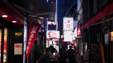 Şehrin gece manzarası.