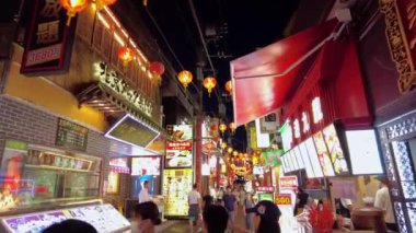 Tokyo, Japonya - Kasım 23, 2016: Tokyo, Japonya 'da gece vakti insanlar yürüyorlar.