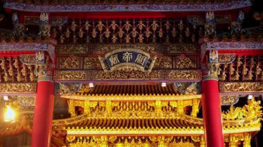 Arka planda en ünlü simge olan şehrin tapınağı.