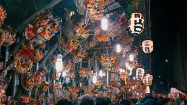 Şehirde noel süsü.