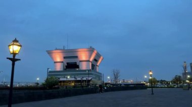 İsveç 'teki Stockholm şehrinin gece manzarası.