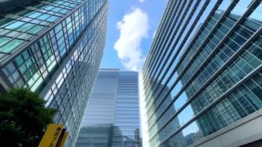 Şehirdeki modern ofis binası