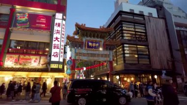 Tokyo, Japonya - Kasım 2016: Tokyo, Japonya 'da gece caddesinde yürüyen insanlar. Tokyo tüm şehrin başkentidir.