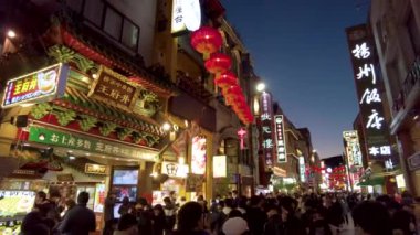 Tokyo, Japonya - Kasım 31, 2. 0 18: Tokyo, Japonya 'da gece pazarında yürüyen insanlar