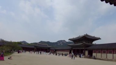 Seul, Kore, Ekim 13, 22 17: Seul, Seul 'deki gyeongbokgung sarayında yürüyen turistler