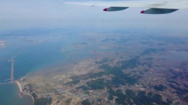 Uçaktan uçak penceresinin görüntüsü