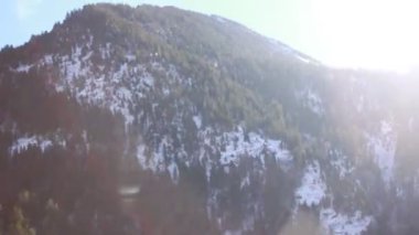 Dağları ve ağaçları olan güzel kış manzarası