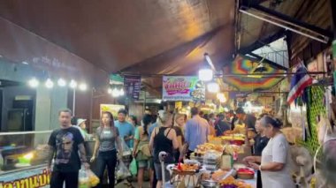 İnsanlar markette yürüyor.
