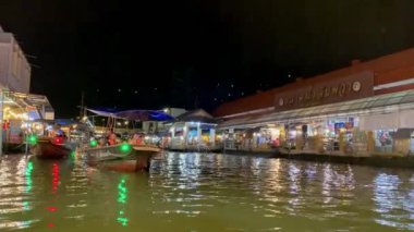 Barselona şehrinin gece manzarası