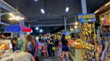 Bangkok, Tayland - 19 Aralık, 22 Aralık 18: İnsanlar geceleri Bangkok, Tayland 'da yürüyorlar.