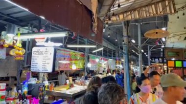 Bangkok, Tayland - 13 Aralık 22 16: İnsanlar Bangkok, Tayland 'daki bir marketi gece ziyaret ediyor.