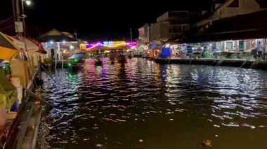 Barselona şehrinin gece manzarası