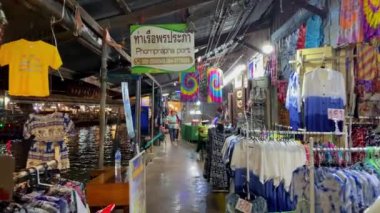 Bangkok Tayland - 25 Kasım 2018: İnsanlar ve yiyecekler pazarda