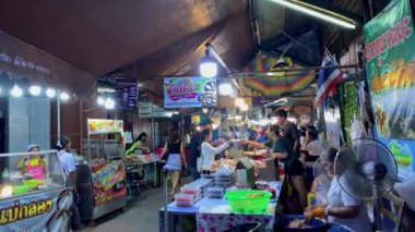 Bangkok, Tayland - Kasım 13, 2. 18: İnsanlar Bangkok, Tayland 'da akşam yemeğinin keyfini çıkarıyorlar..