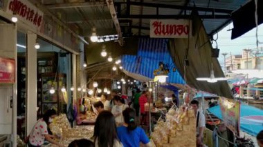 Bangkok, Tayland - 16 Ocak, 22 Ocak 17: İnsanlar Khao Khao Yolu 'ndaki marketi ziyaret ediyor.