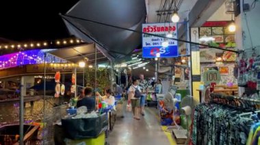 Tayland şehrinin caddesi.