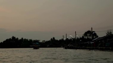 Gölün üzerinde güzel bir gün batımı