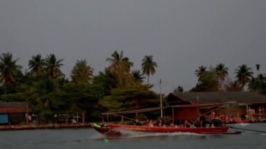 Tekne gün batımında Tayland adasının sahilinde.