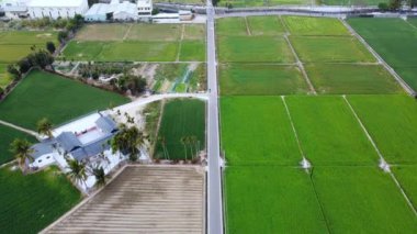 Bir sürü evi olan küçük bir köyün havadan görünüşü..