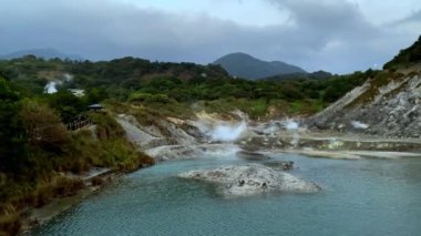 Dağlardaki nehrin güzel manzarası