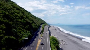 Deniz boyunca uzanan yolun havadan görünüşü