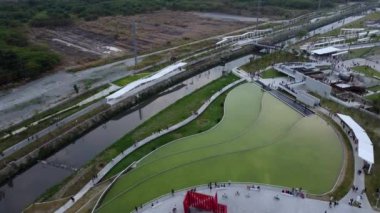Şehir parkındaki nehrin havadan görüntüsü.