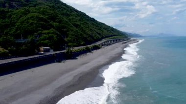 Deniz, dağlar ve kayalarla kaplı kara sahilin havadan görünüşü