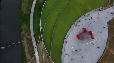 Parktaki yeşil çimlerin ve ağaçların havadan görünüşü