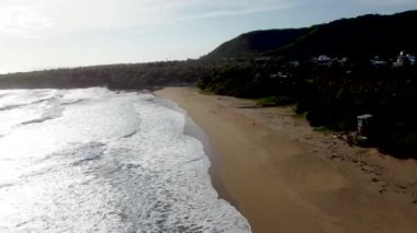 Güzel bir kumsalın insansız hava aracı manzarası