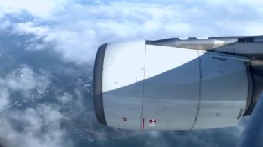 Gökyüzündeki uçağın havadan görünüşü