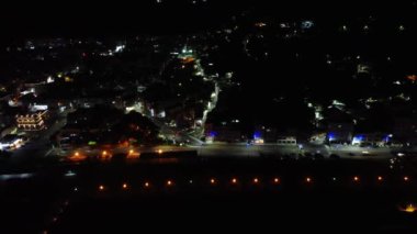 Işıklı gece şehrinin havadan görünüşü