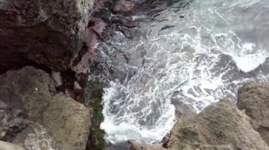 Sahildeki deniz dalgaları